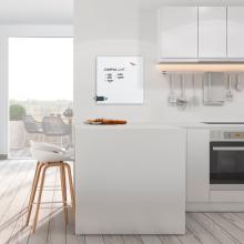 Moderne Küche mit Insel, Einkaufsliste an der Wand