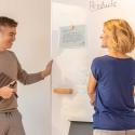 Zwei Kollegen arbeiten an Whiteboard