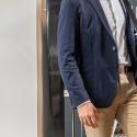 Business-Szene: Zwei Personen gehen eine moderne Treppe im Büro hinunter und tragen SIGEL Desk Sharing Bags mit Kundenlogo
