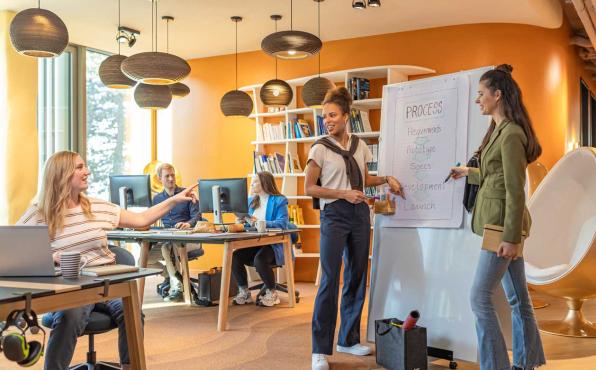 Kollegen arbeiten im Team zusammen