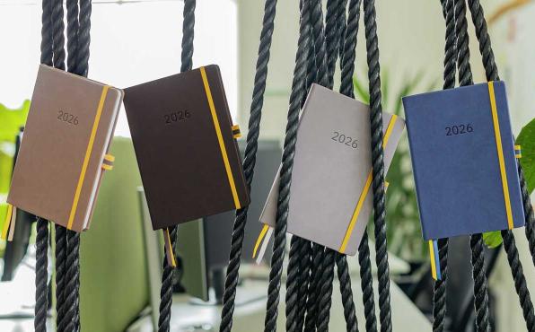 Linescape Kalender von SIGEL in vier dezenten Farben mit senfgelben Akzenten