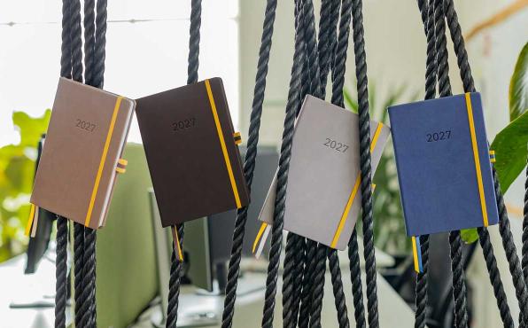 Linescape Kalender von SIGEL in vier dezenten Farben mit senfgelben Akzenten