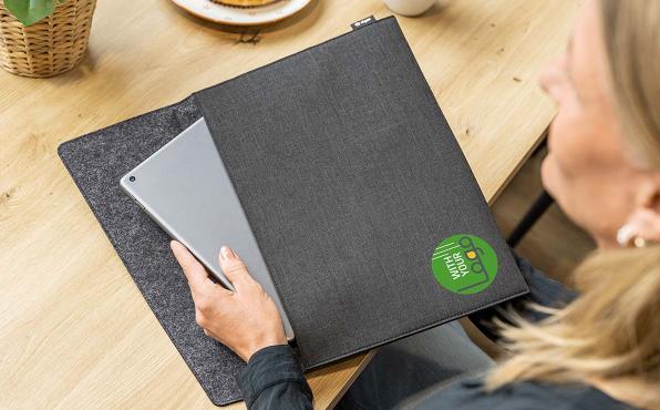 Eine Frau holt einen Laptop aus einer Laptop-Hülle von SIGEL