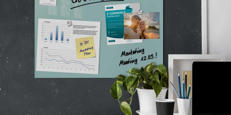 Glas-Whiteboard hängt an Wand