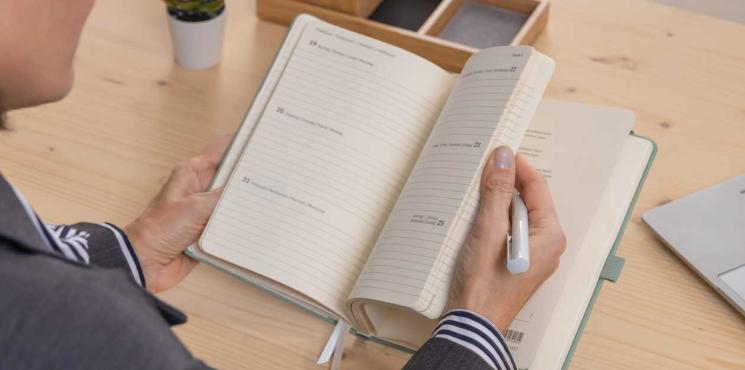 Frau blättert in Conceptum Kalender