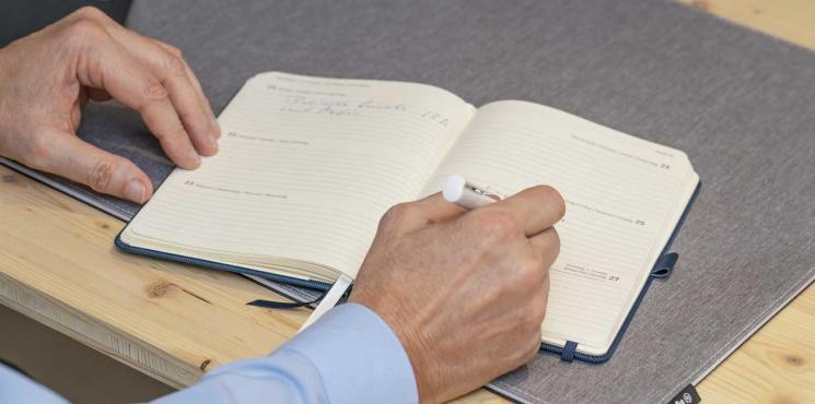 Meeting mit SIGEL Conceptum Kalender in blau