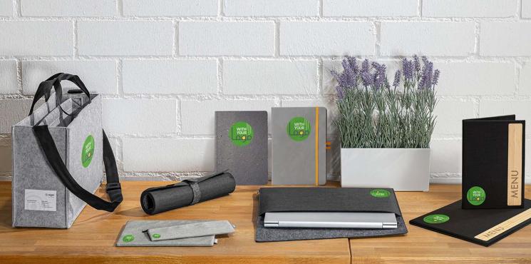 Alle mit Logo bedruckbaren SIGEL Artikel, wie z.B. die Filz-Desk Sharing Bags, die Notizbücher, die Laptop-Hüllen und Speisekarten sind zu sehen.