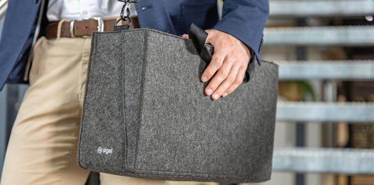 Die dunkelgraue Desk Sharing Bag Workspace von SIGEL umgehängt getragen.
