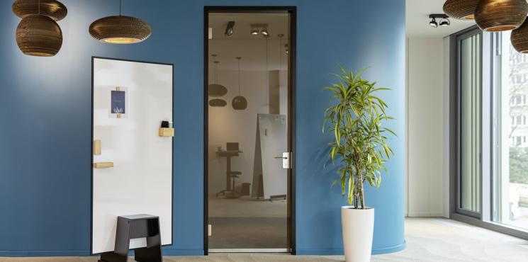 Blauer Raum mit Glastür, Pflanze und Hängelampen