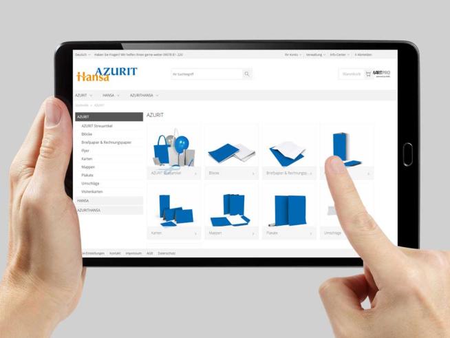 Hände mit Tablet, Smartpro Closed Shop von Azurit