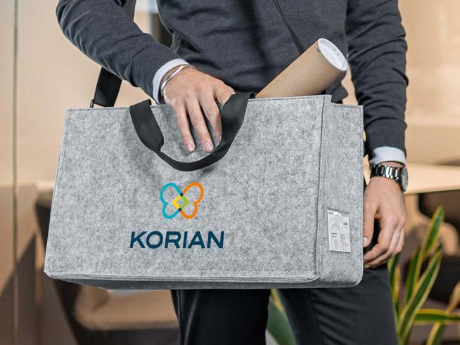 Graue Desk Sharing Bag aus hellem Filz mit aufgedrucktem Firmenlogo.