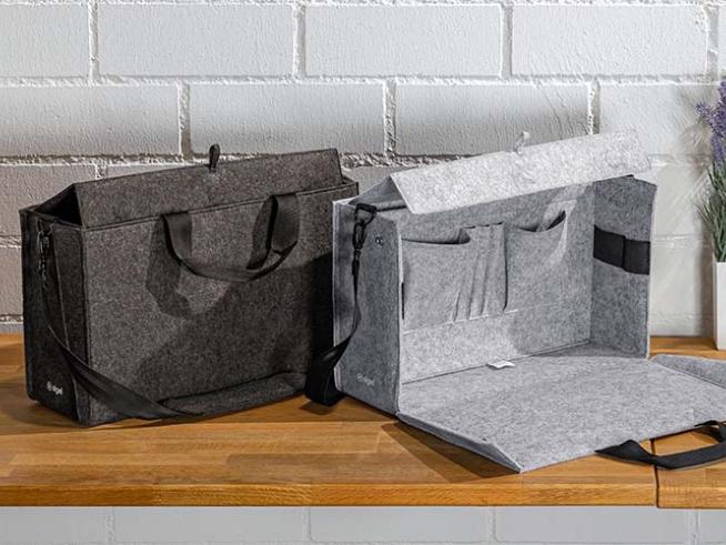 Workspace Filz-Desk Sharing Bags in Hell- und Dunkelgrau mit vielfältigen Innenfächern, geöffnet und geschlossen präsentiert