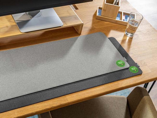 Zwei Schreibtischunterlagen liegen auf einem Arbeitsplatz