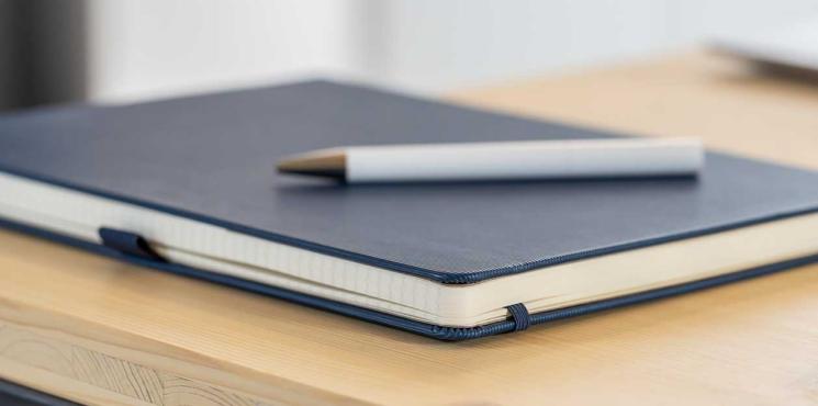 SIGEL Conceptum Notizbuch in blau liegt auf Tisch