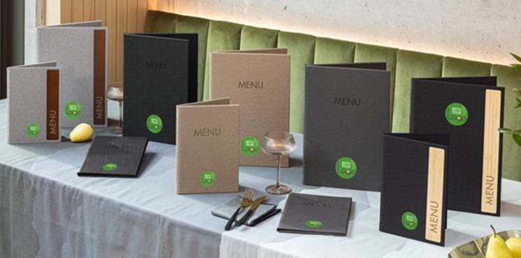 Verschiedene Speisekarten von SIGEL mit Logoaufdruck stehen auf einem Restauranttisch.