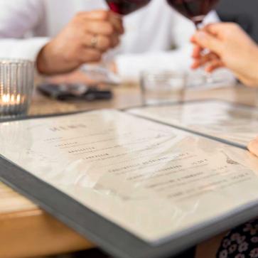 Menschen stoßen mit Weingläsern an