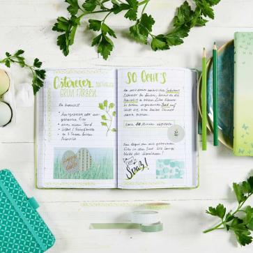 Aufgeschlagenes Notizbuch mit Anleitung zum Färben der Ostereier