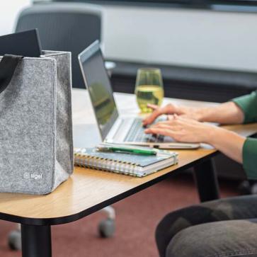Desk Sharing Bag auf Schreibtisch