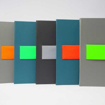 Linescape Neo Notizbücher mit Neonfarbenen Akzenten nebeneinander aufgereiht