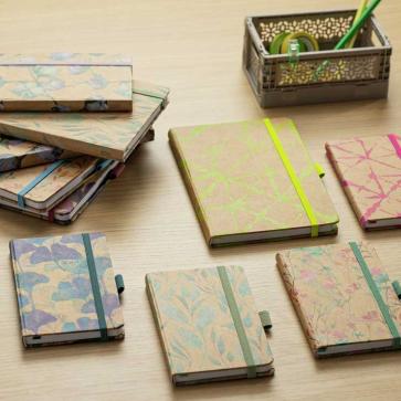 Jolie Kalender der Serie Pure liegen auf Tisch