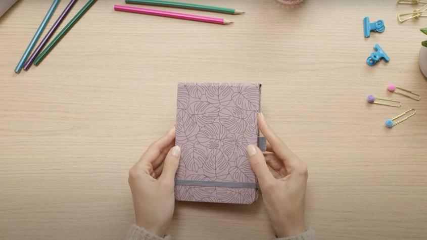 Frau hält SIGEL Jolie Reporterblock in den Händen